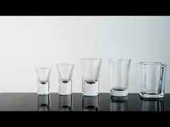 Маленький ликерный стакан с круглой формой и конструкцией для удовлетворительного глотания