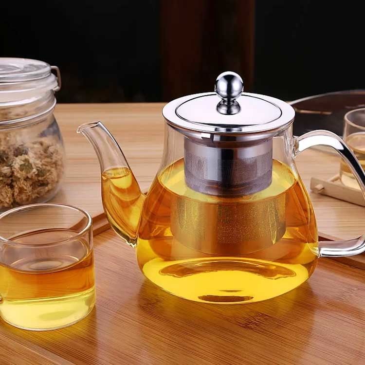Специальный стеклянный чайник и чайник с чашками для кофе